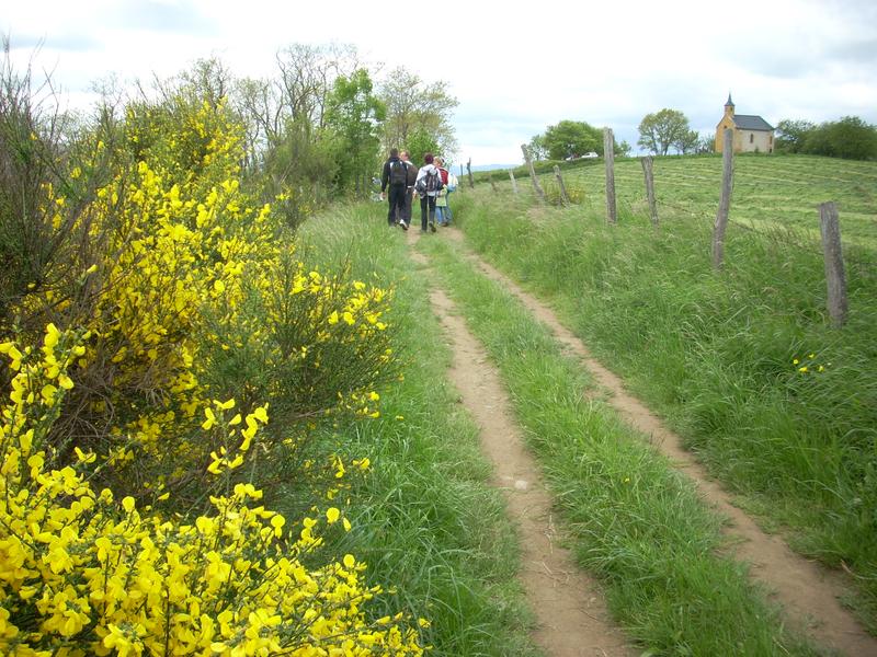 Randonneurs vers la chapelle de Fouillet