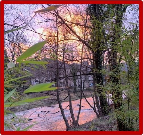 Dans la vallée coule le Lavezon