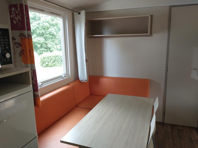 Coin repas et banquette lit