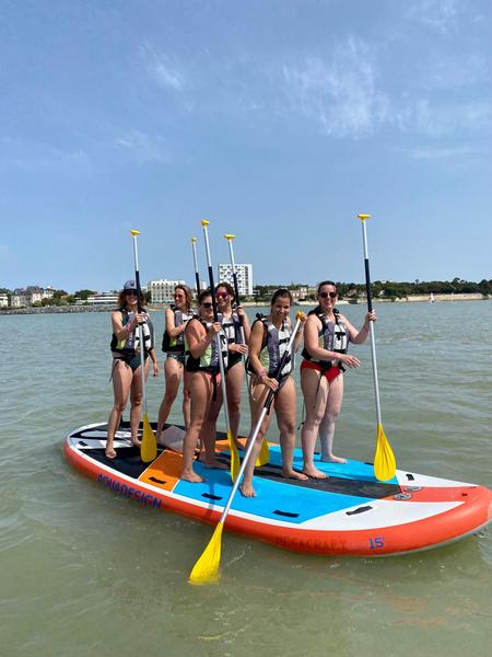 6 femmes sur un paddle géant
