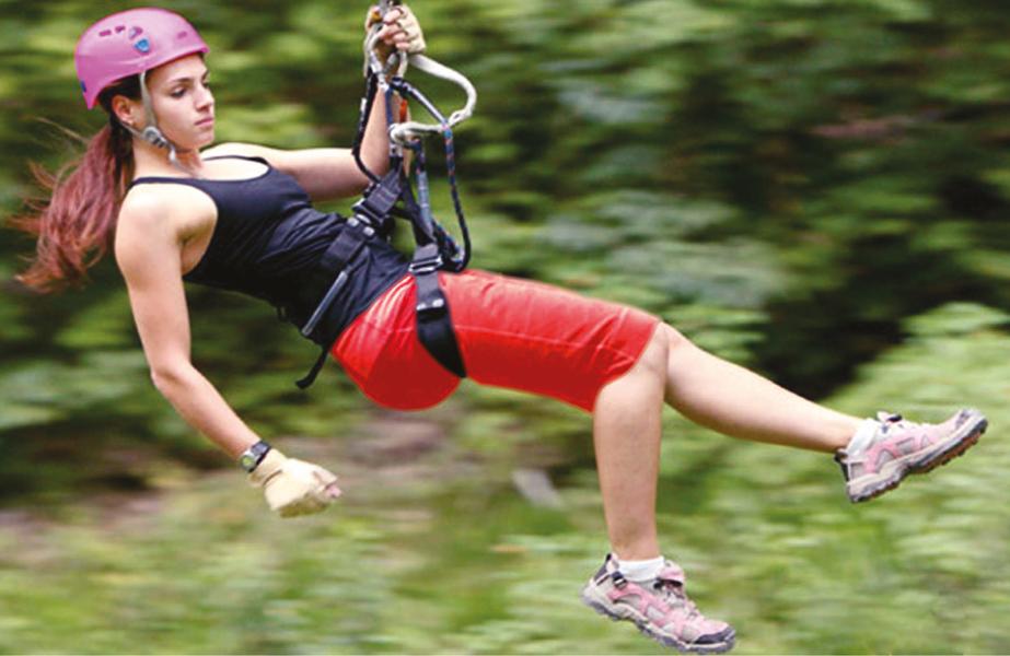 Tyrolienne au-dessus du plan d'eau