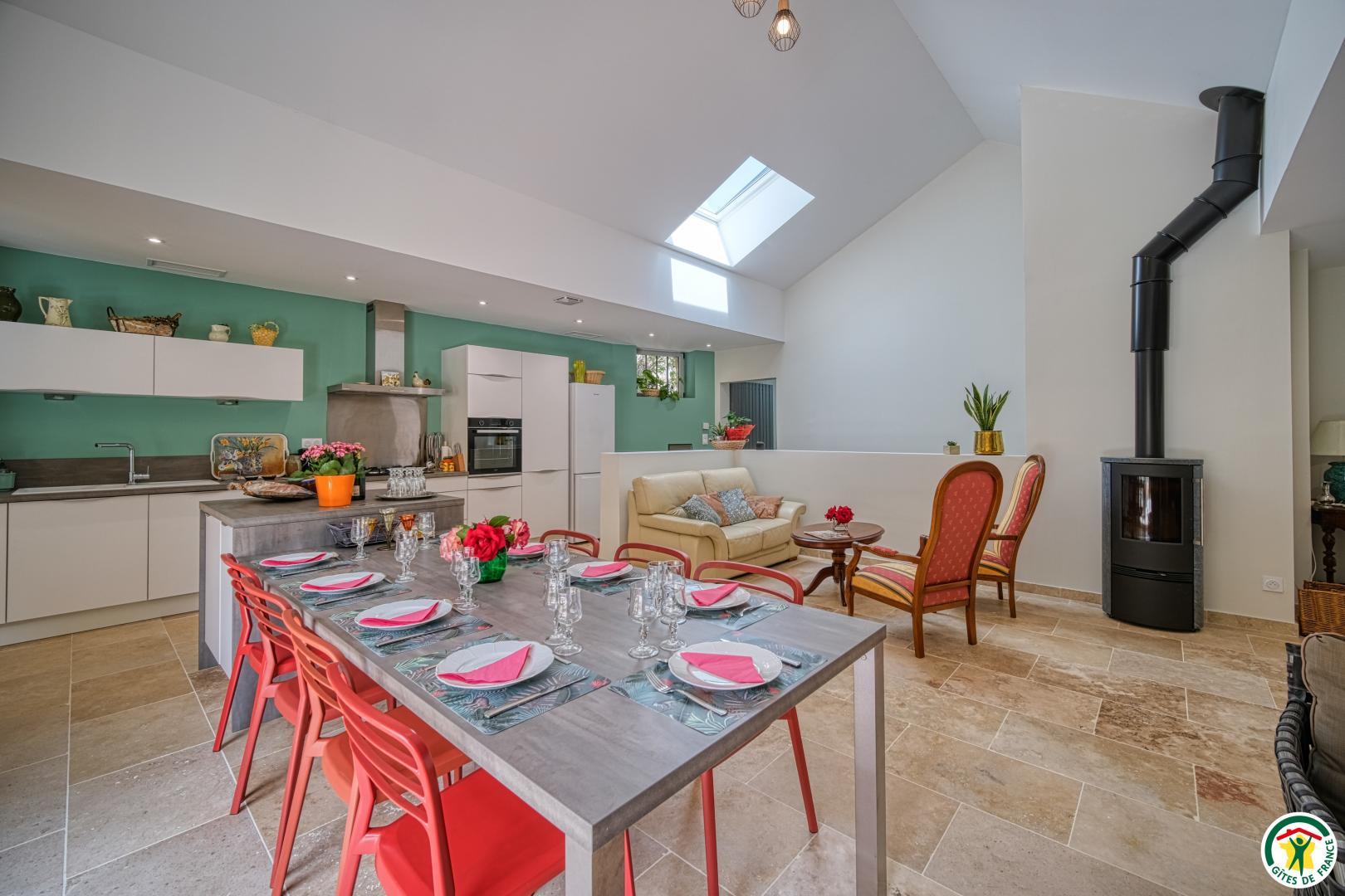 Espace repas et coin salon.