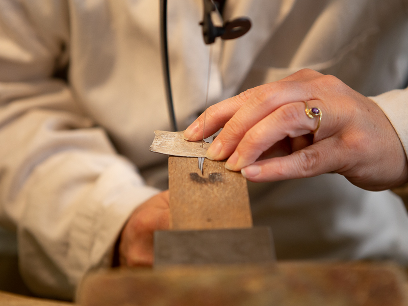 découpe d'une plaque d'argent