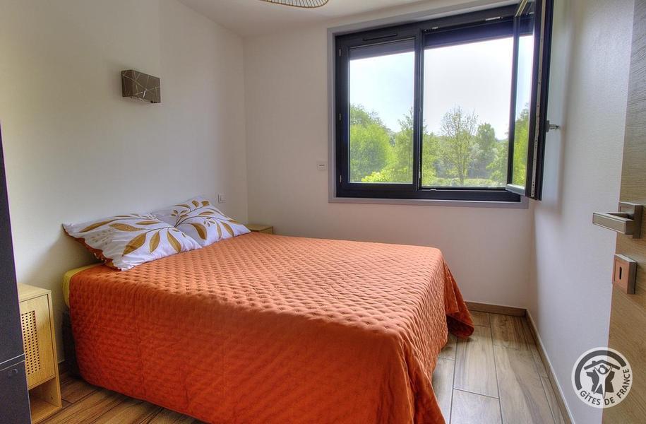 Gîte du Moulin à Thizy les Bourgs en Haut Beaujolais et à 10 km du Lac des Sapins : chambre double à l\'étage (1 lit en 1.40).