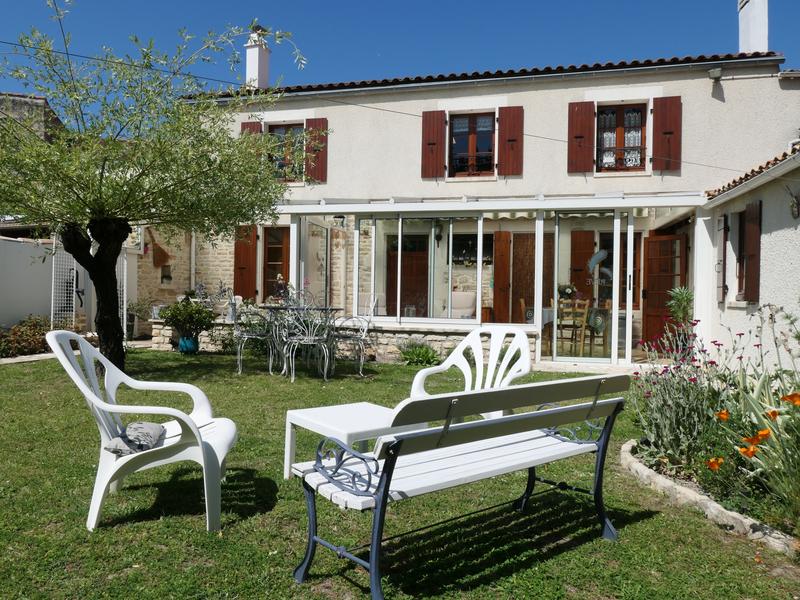 Façade et jardin chambre dhôtes