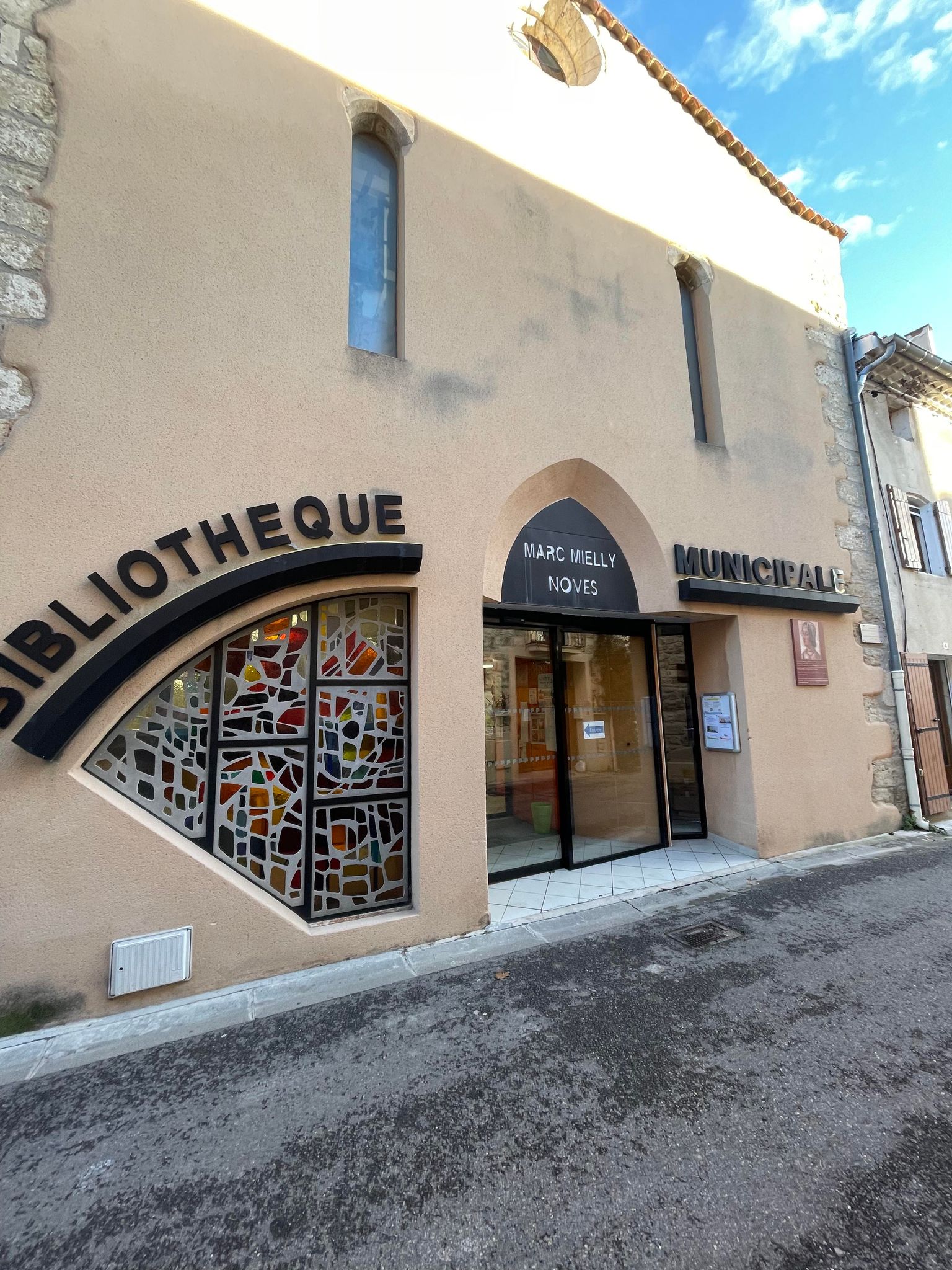 Médiathèque Marc Mielly  France Provence-Alpes-Côte d'Azur Bouches-du-Rhône Noves 13550