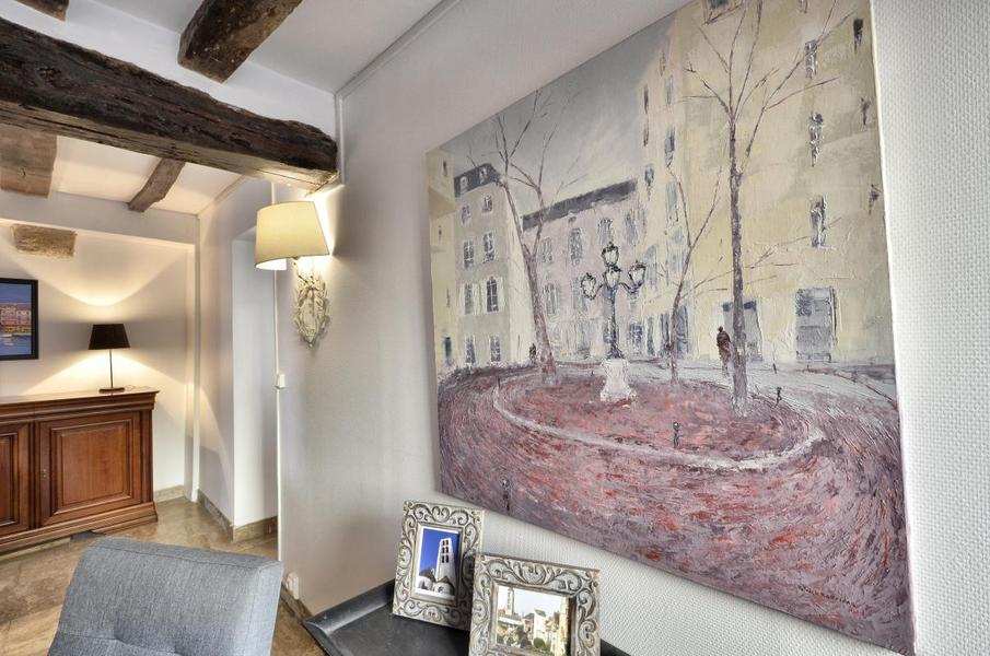 Salle à manger avec peintures originales comme dans les différent pièces du gîte.  Dinning room with original artist painting, as in the different rooms of the Gîte. 