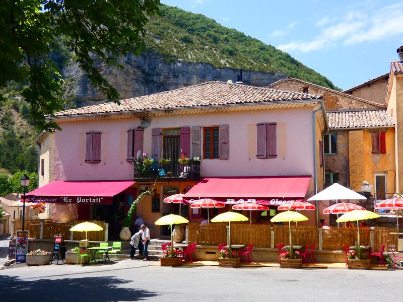 Le Portail - © Office de Tourisme Sisteron Buëch Bar restaurant Le Portail à Orpierre - © Office de Tourisme Sisteron Buëch