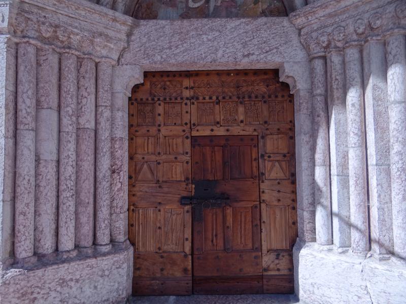 Portail de l'église Saint-Étienne de Vallouise - © L'Atelier d'Histoire - Elsa Giraud Visite ludique : Mission architecte à Vallouise_L'Argentière-la-Bessée - © L'Atelier d'Histoire - Elsa Giraud