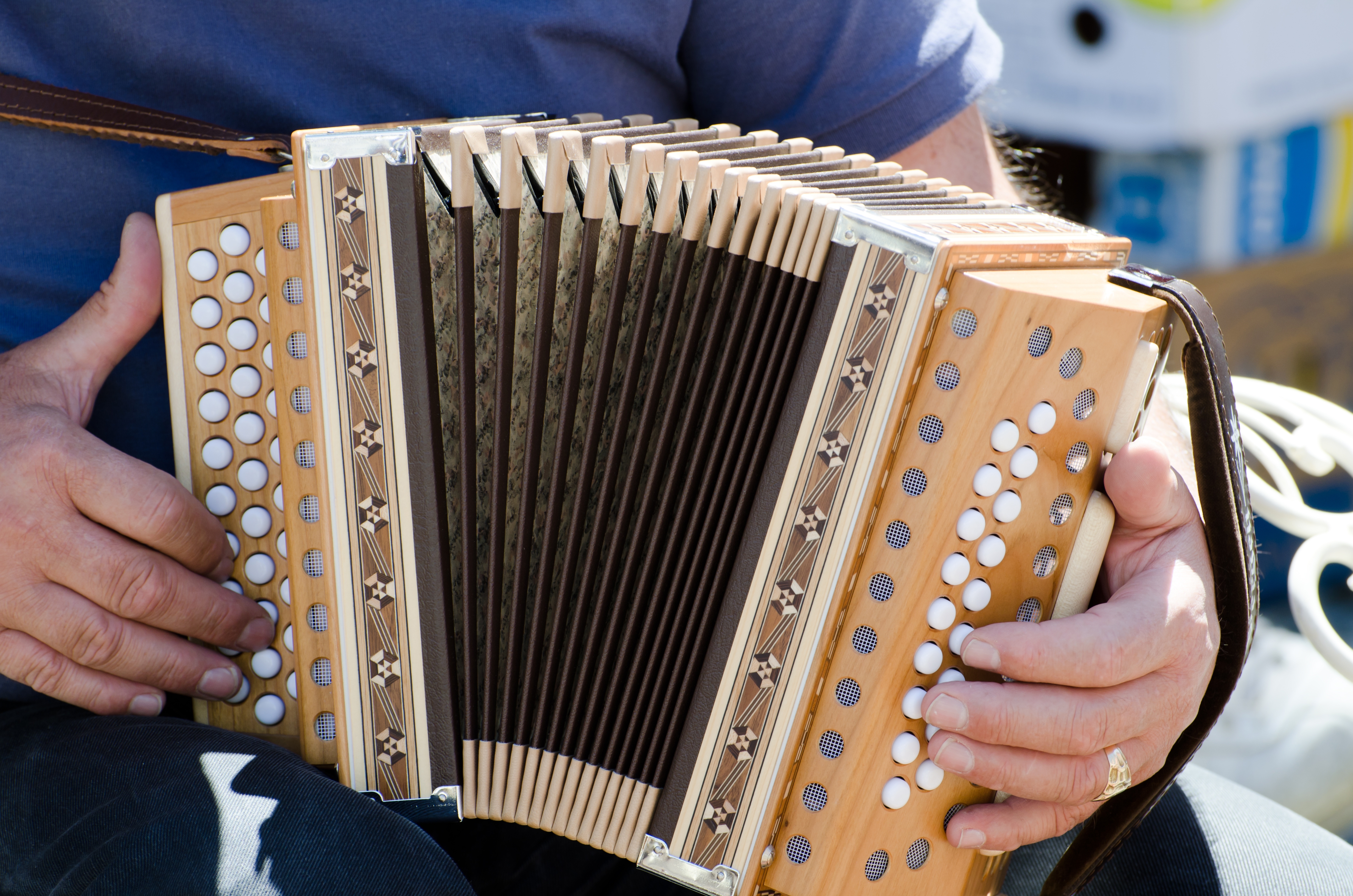 Vue rapprochée d'un homme jouant de l'accordéon