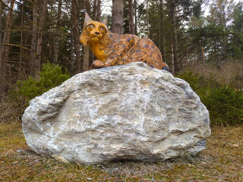 Sculpture d'un lynx couché sur un rocher Sculpture d'un lynx couché sur un rocher