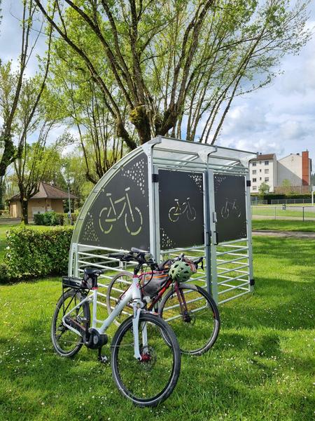 Camping municipal* La Rivoirette - Morestel - Viarhôna - Balcons du Dauphiné