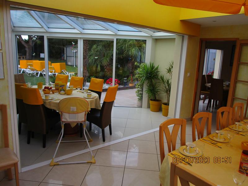 Salle à manger intérieure et véranda