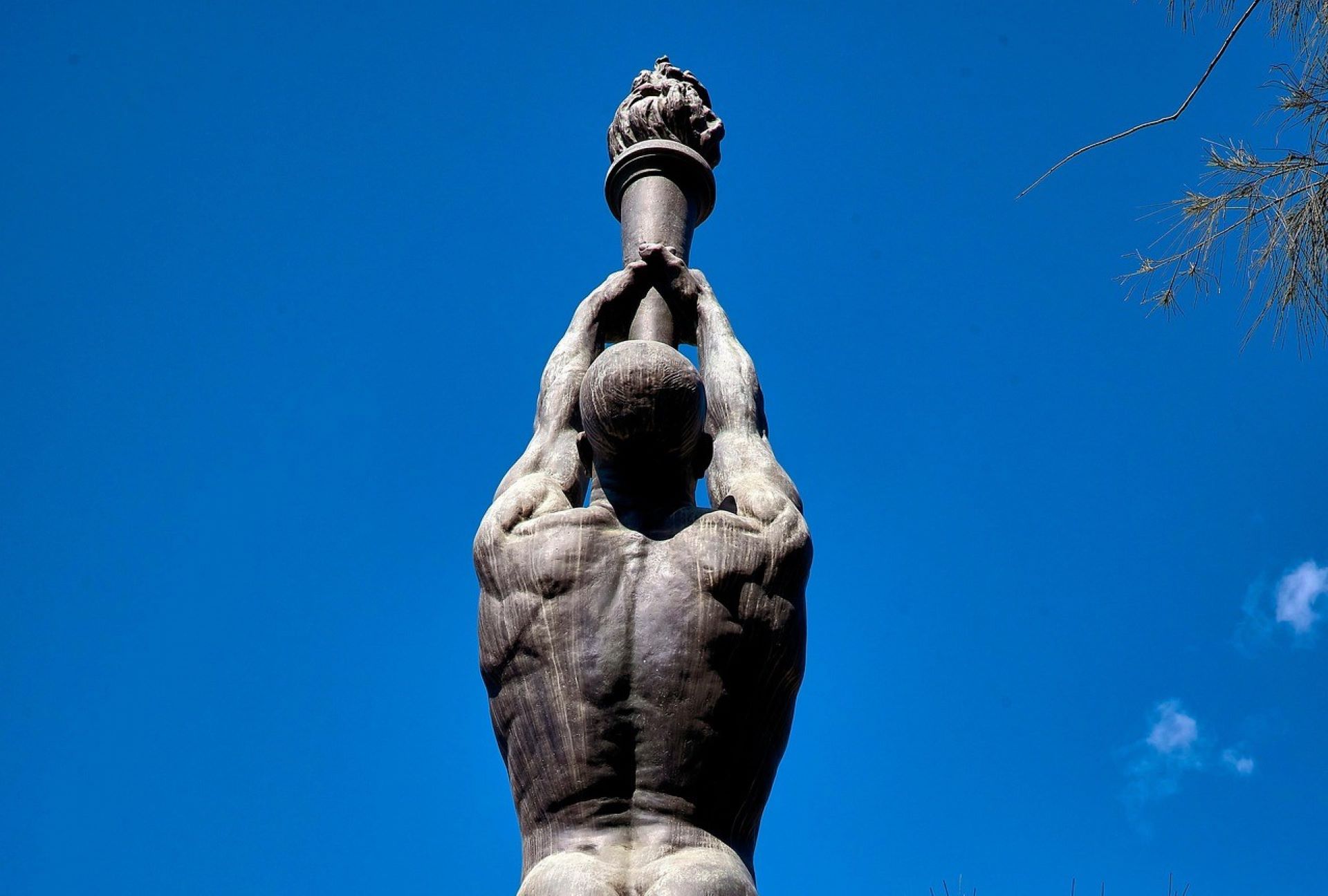 Statue d'athlète brandissant la flamme olympique