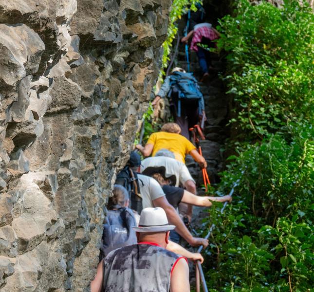 Thueyts - Montée de l'échelle du roi en visite géologique ©sourcesetvolcans