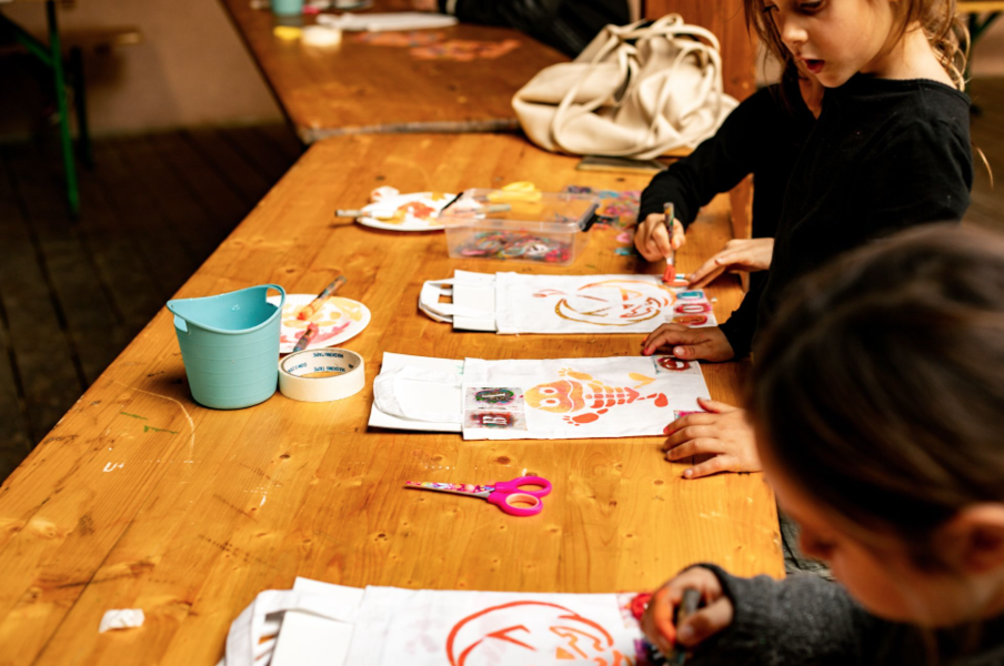 Trick-or-treat bag workshop