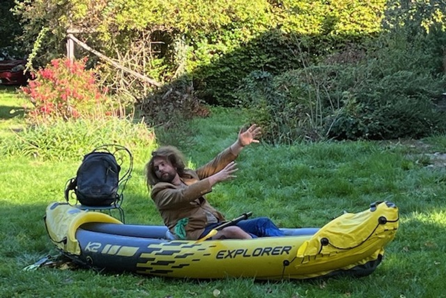photo représentrant un comédien sur un bateau gonflable
