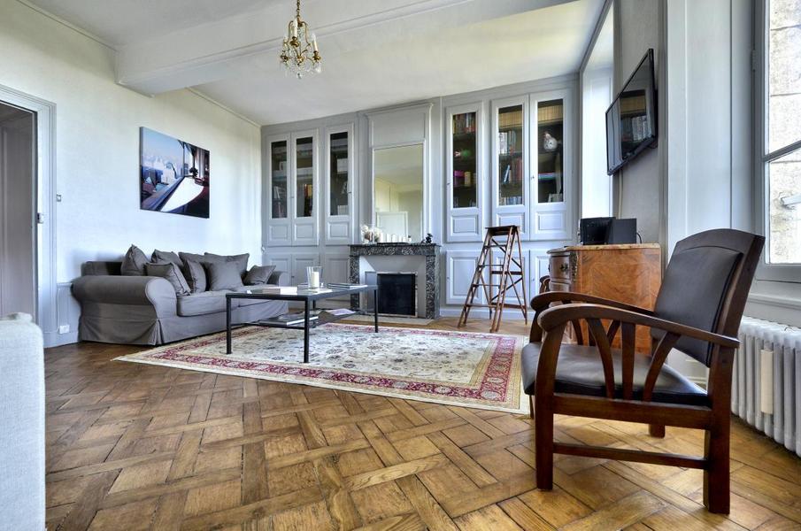 Beau salon, donnant sur la vallée. Living room, opened to the valley view