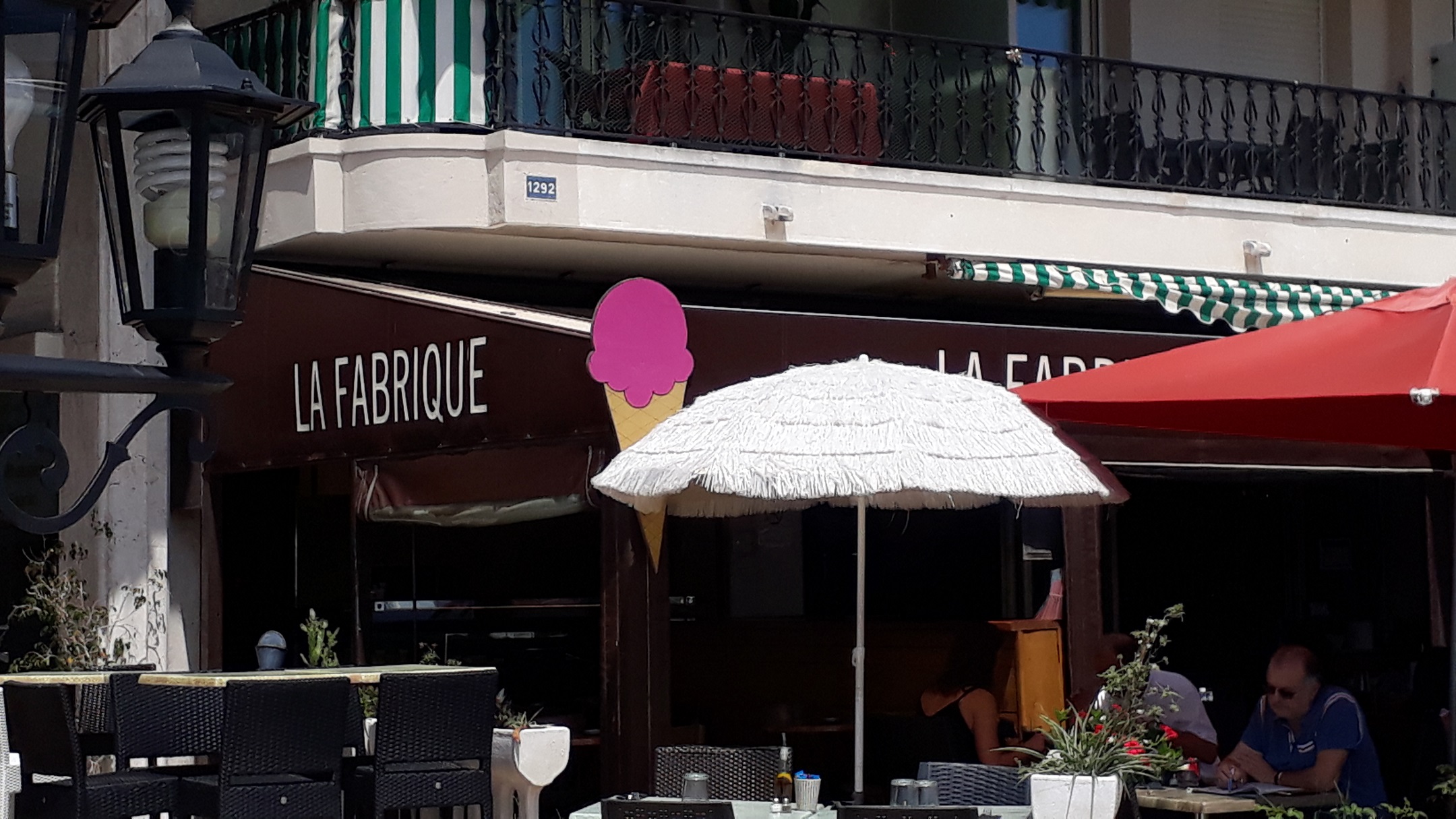 Vue des parasols recouvrant la terrasse du restaurant La Fabrique