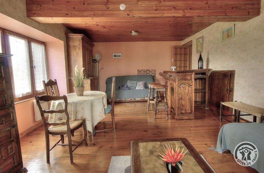 Gîte de la Collonge à Affoux, en Haut Beaujolais, dans le Rhône : le salon (rez-de-chaussée).