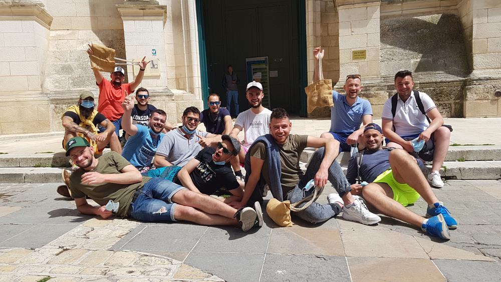 Un groupe de jeunes hommes prenant la pose devant une église lors d'un EVG.