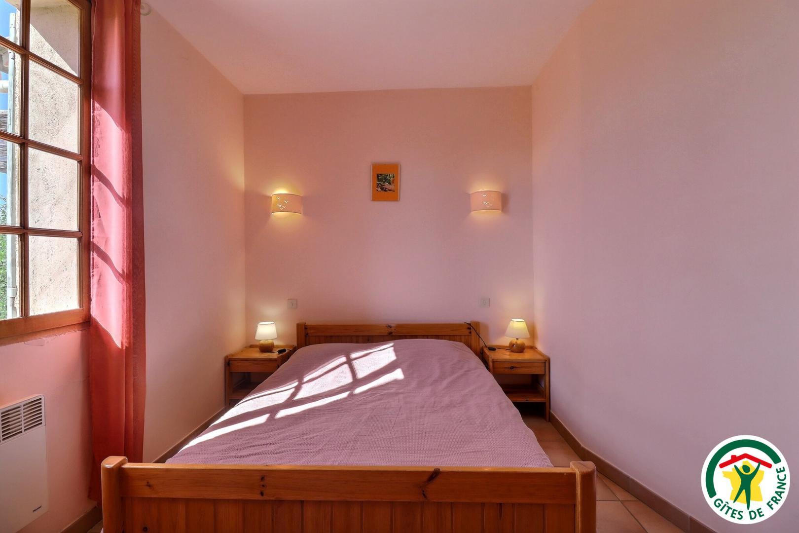 Chambre avec un lit double (1x140x190), lit bébé, armoire