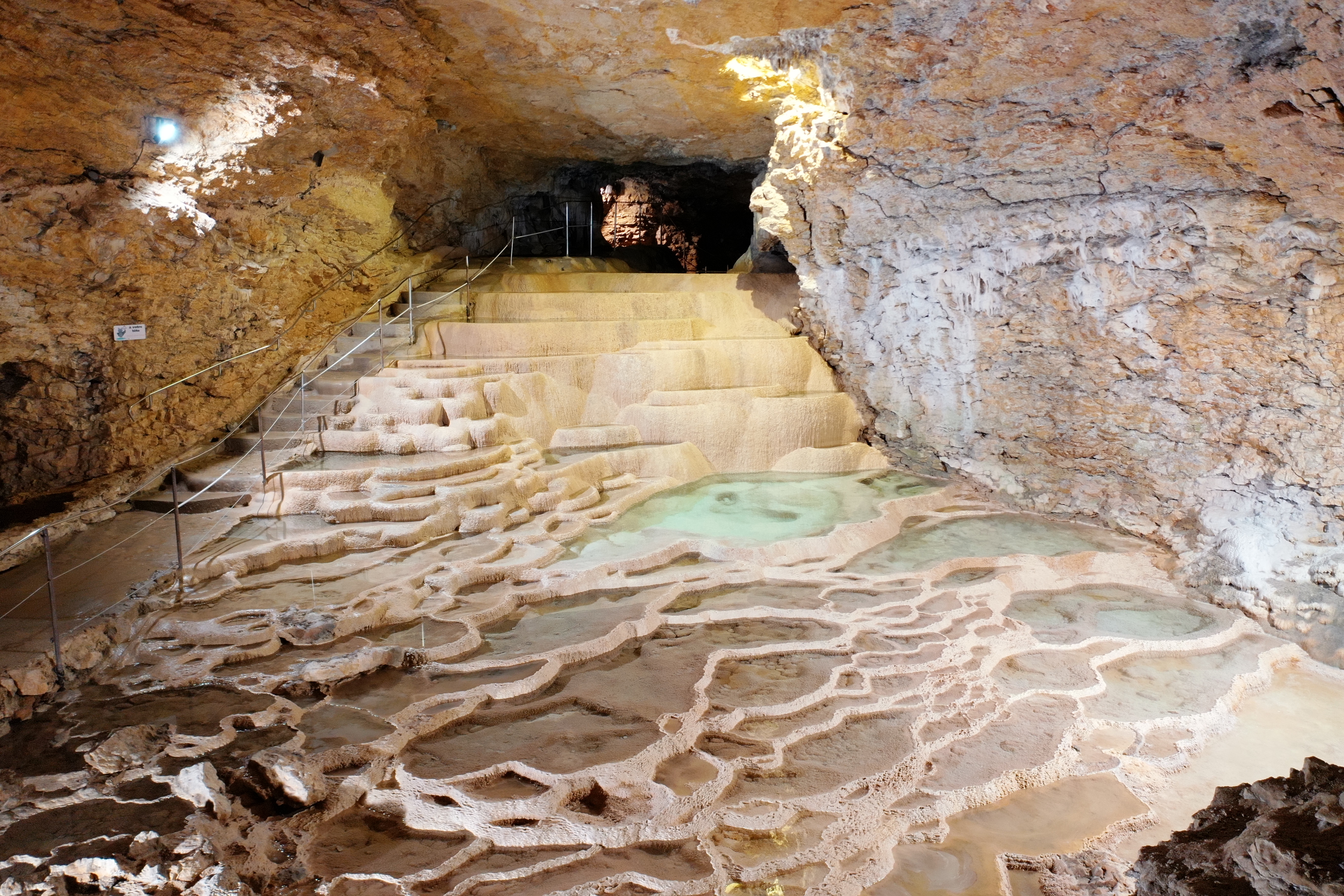 Exposition sur l'histoire des bals dans les Grottes de La Balme