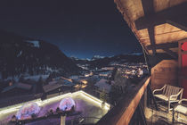 Vue sur la Vallée depuis le balcon d'une chambre de nuit et en hiver