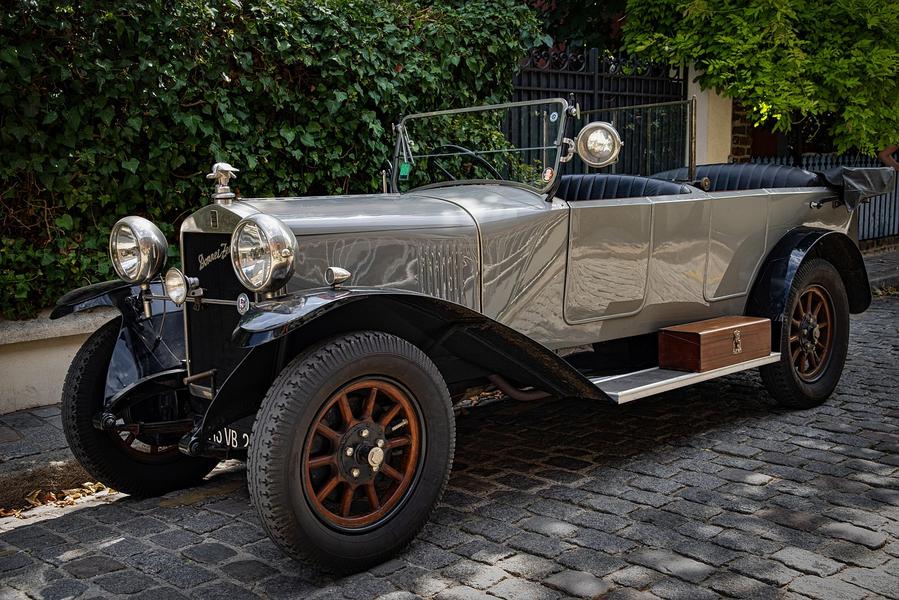 Exposition de voitures anciennes_Savigneux
