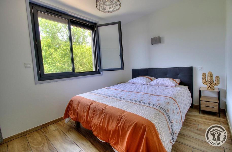 Gîte du Moulin à Thizy les Bourgs en Haut Beaujolais et à 10 km du Lac des Sapins : chambre double à l\'étage (1 lit en 1.60).