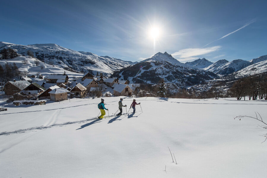 Balade en raquettes à Valloire vue sur le Crey du Quart, la Sétaz et le Grand Galibier