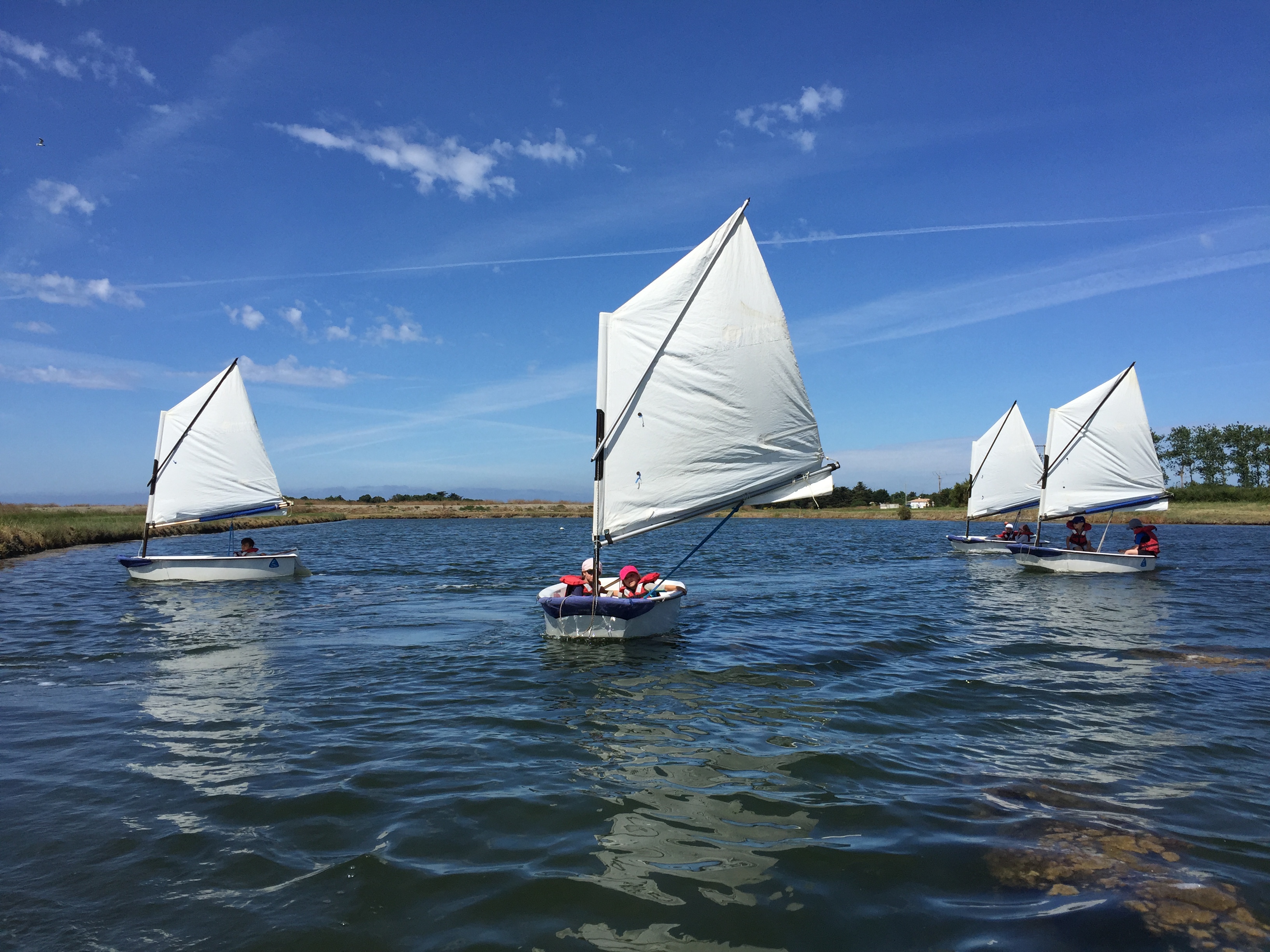 Stages de catamaran, planche, dériveur, wing-foil et kitesurf dans un site préservé et naturel