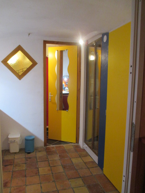 couloir de la chambre à la salle de douche