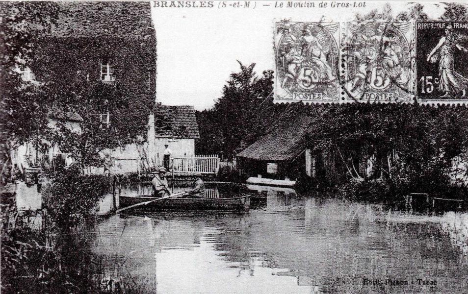 Pêcheurs devant le moulin, carte postale début 1900 