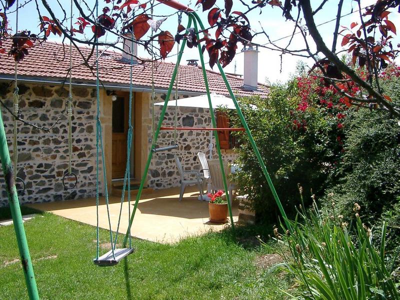 Gîte de Montmenot à Ancy (Rhône - Monts du Beaujolais): le portique