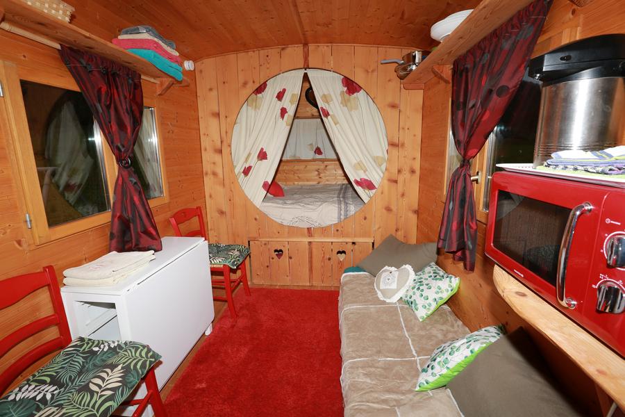 La roulotte Tourtereaux à La Ferme du Clos