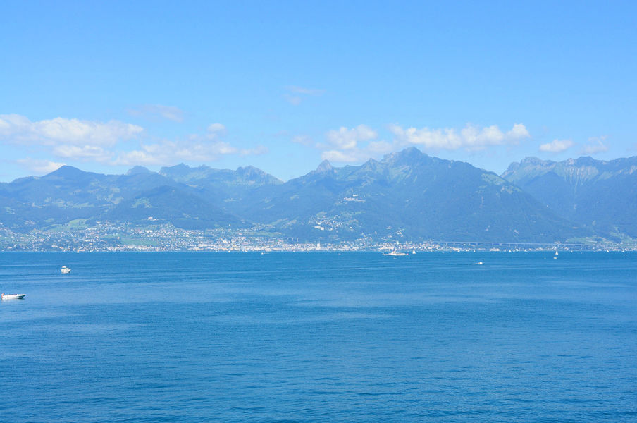 Le bleu du lac Léman et les montagnes côté Suisse