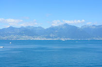 Le bleu du lac Léman et les montagnes côté Suisse