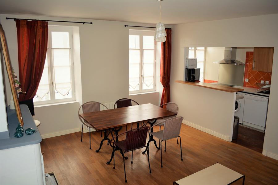 Salle à manger avec cuisine ouverte