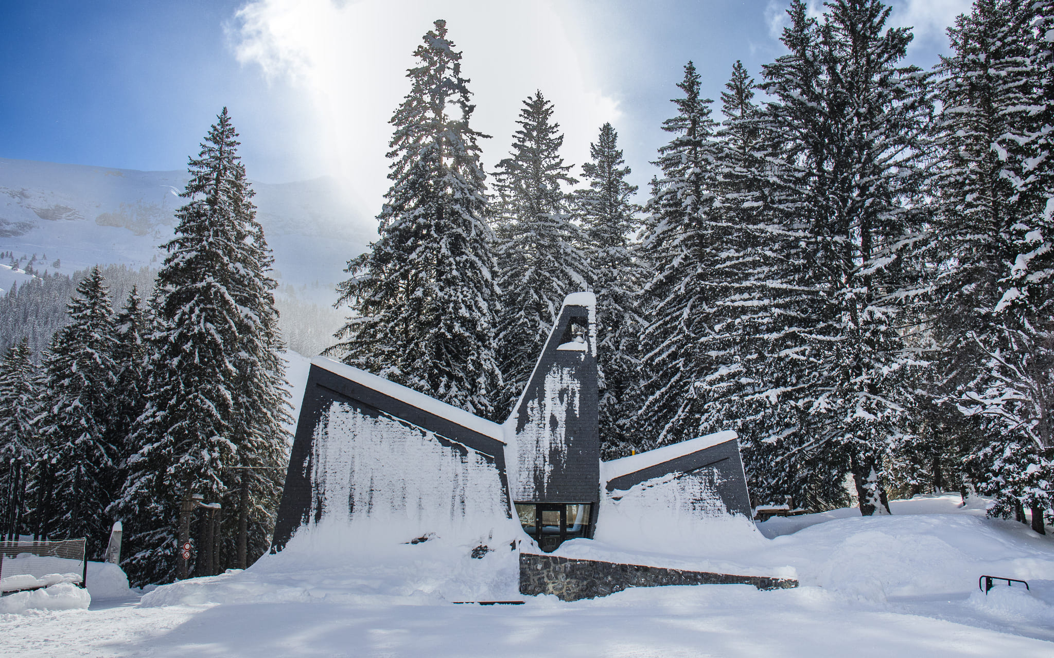 Oecumenische kapel in Flaine Forum in de winter (vooraanzicht)