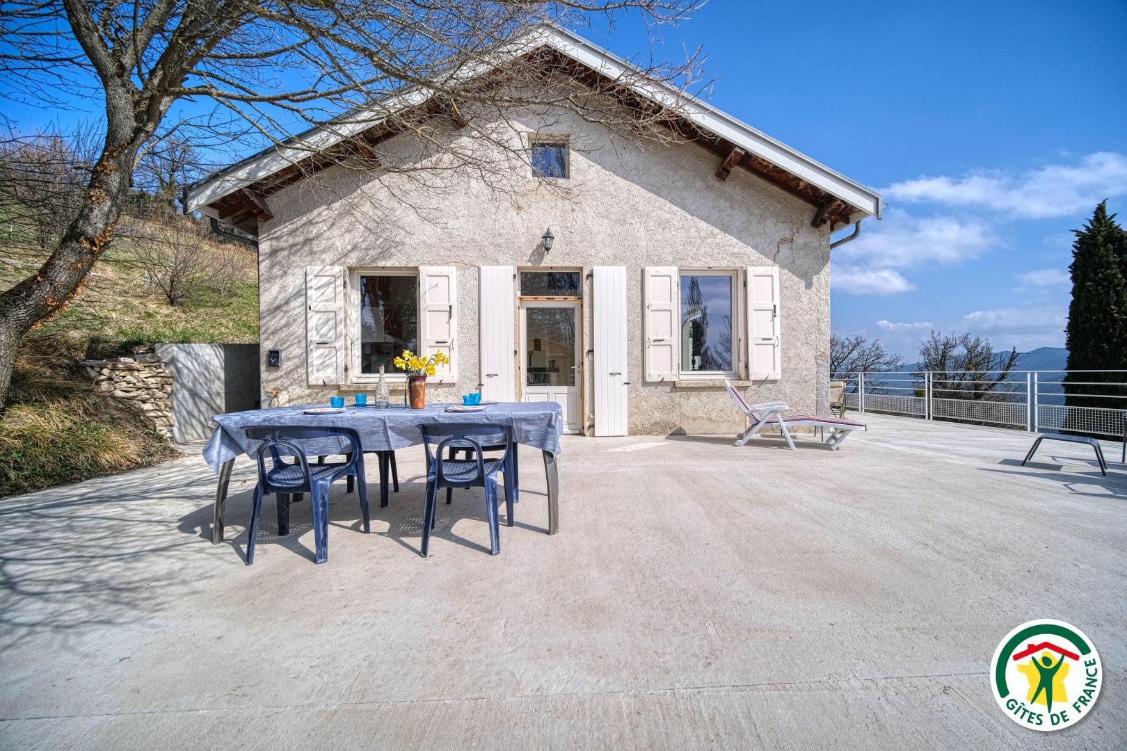 Vue extérieure du gîte et terrasse extérieure