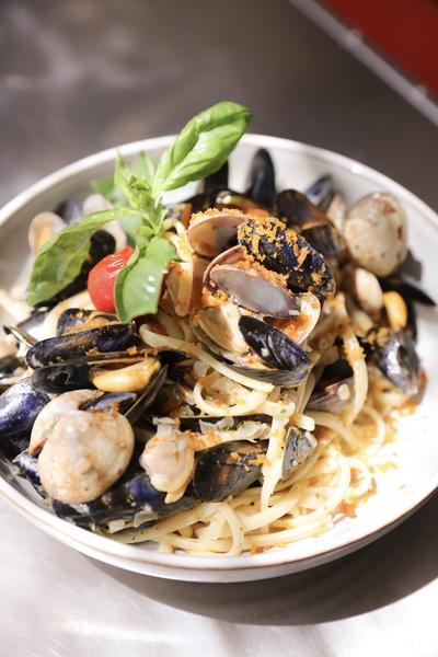 Pâtes aux fruits de mer, cocquillage, restaurant au bord de mer, plage baia bella 