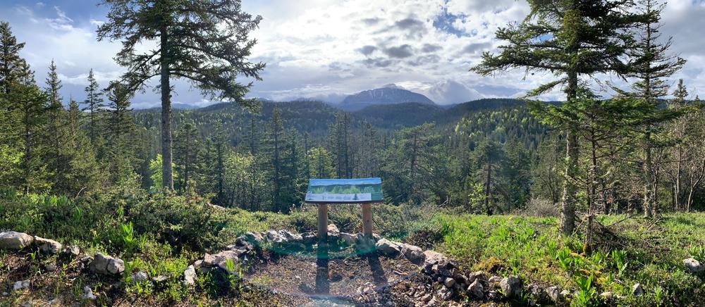 Vue sur les hauts plateaux et table d'orientation