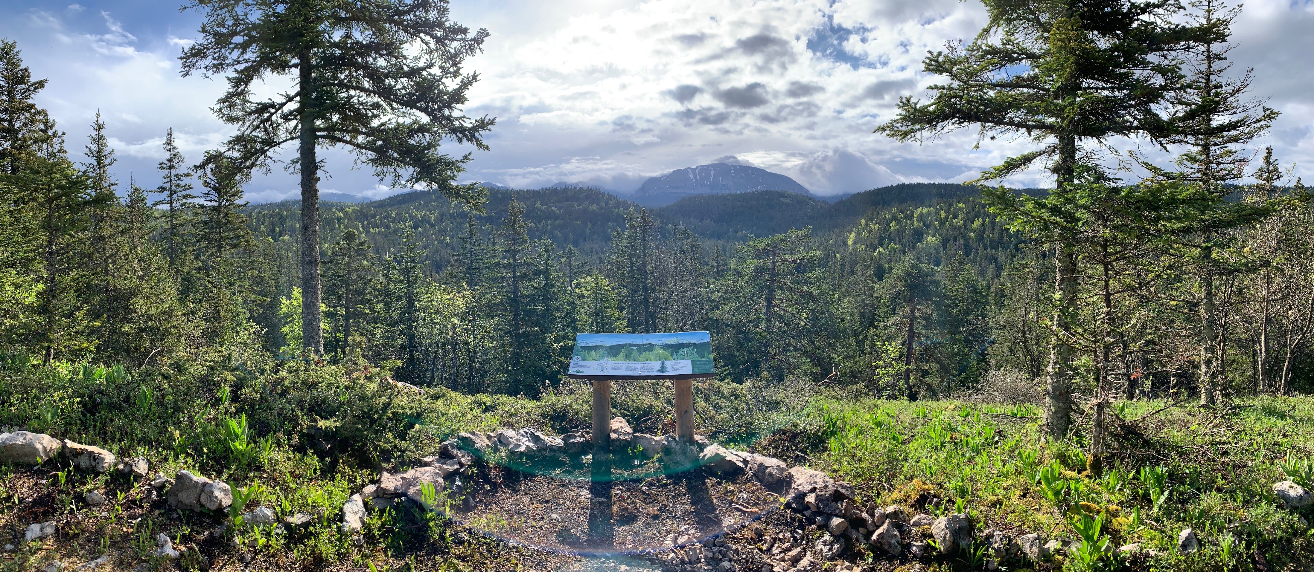 Vue sur les hauts plateaux et table d'orientation