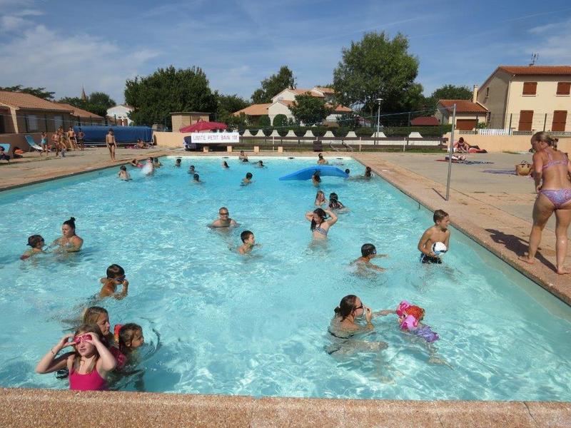 Piscine bassin exterieur ouvert en periode estivale