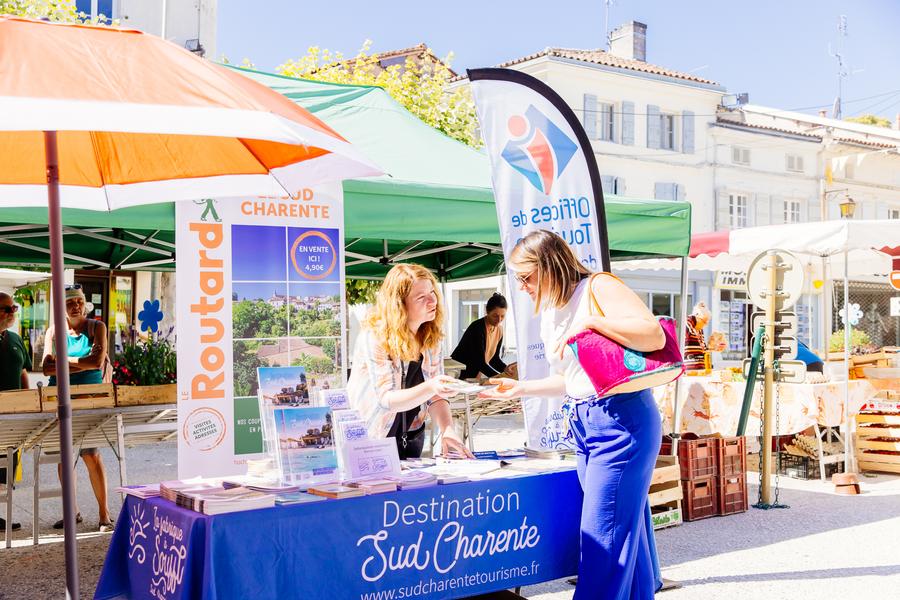 Accueil au marché de Barbezieux - Office de Tourisme du Sud Charente