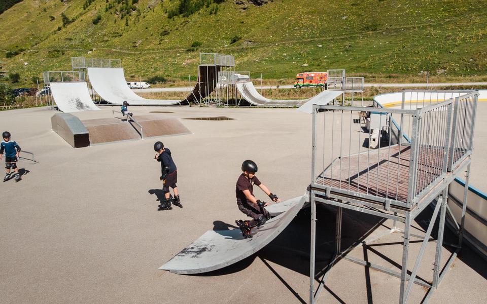 Enfants qui s'amusent sur le skate park de Val d'Isère dans la vallée du Manchet