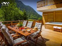 Terrasse avec son salon de jardin et bain à remous en été