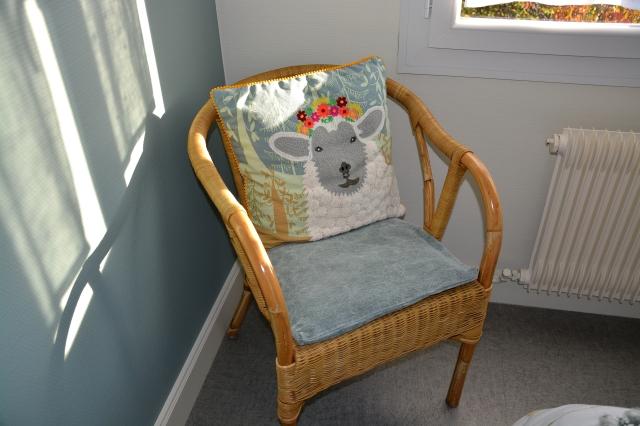 Une chaise en osier.