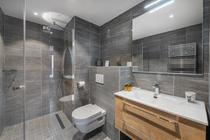 Salle bains avec douche à l'italienne, toilettes, grande vasque et son meuble , grand miroir, sèche serviettes